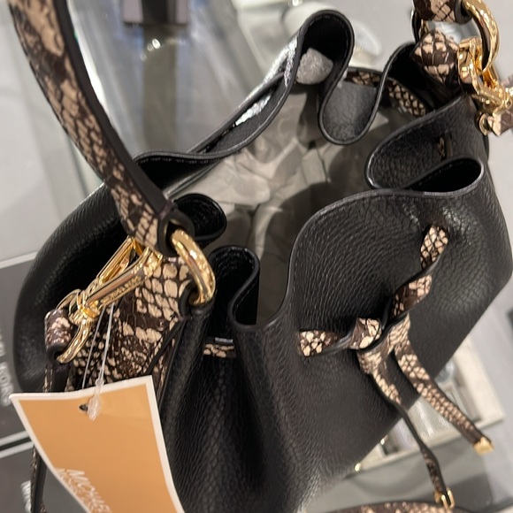 MICHAEL KORS 
Reed Md Pebbled Leather Belted Bucket Messenger Satchel Crossbody - Picture 5 of 16